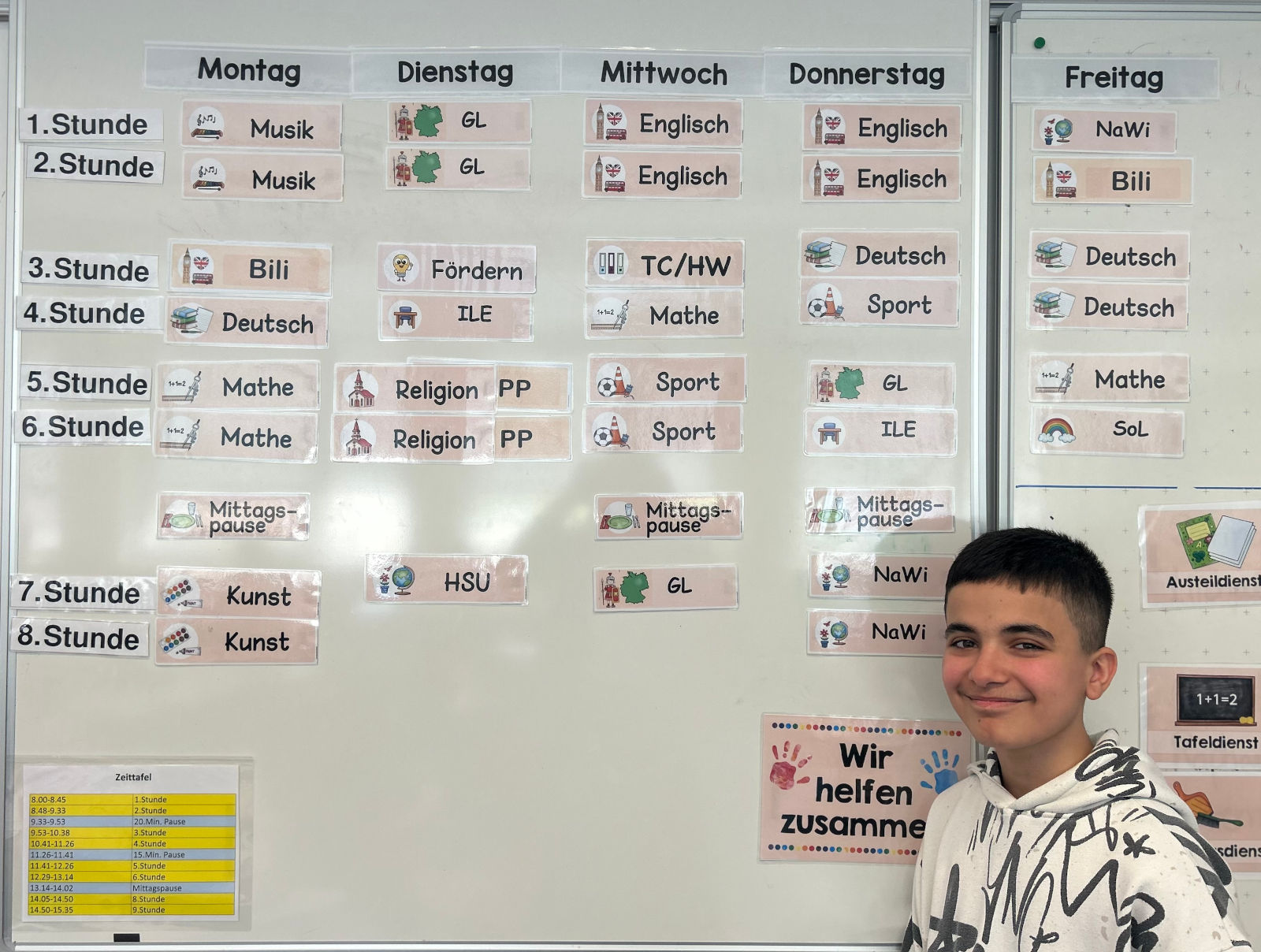 Ein junger Junge steht vor einem Whiteboard mit einem typischen Stundenplan.