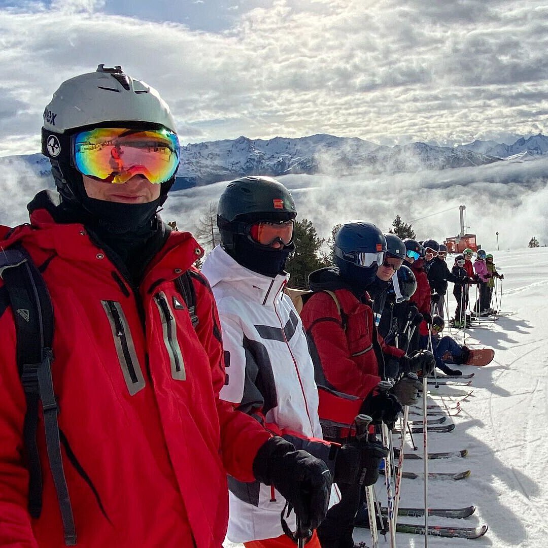 Schüler der MFG beim Skifahren