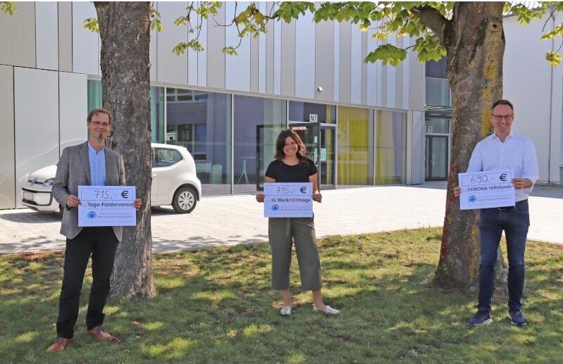 v.l: Spenden für den guten Zweck: Dominik Heikel und Katharina Schlotmann (Gesamtschule) überreichen Bürgermeister Theo Mettenborg symbolisch die Spende für den Corona Hilfsfonds der Stadt.