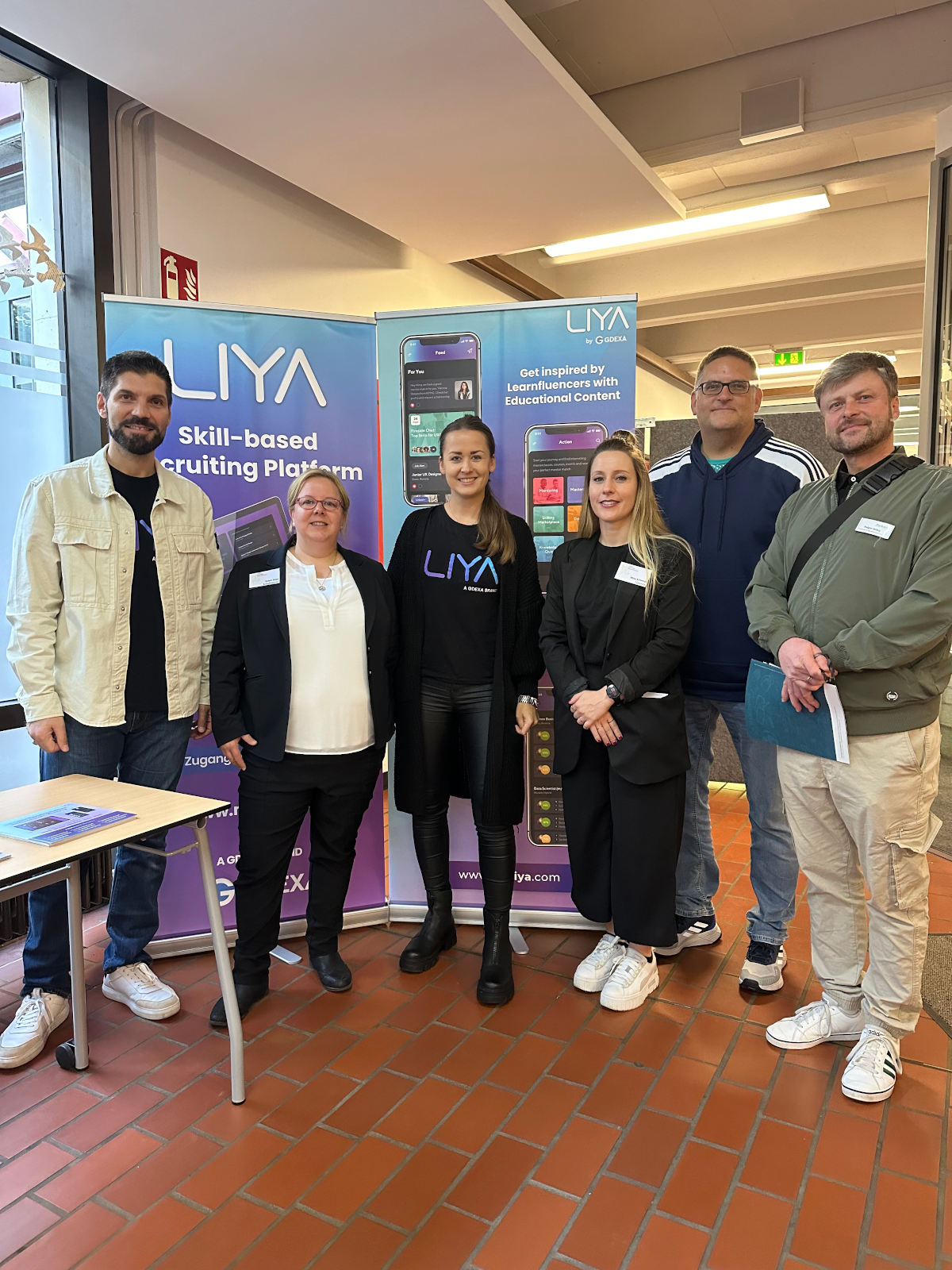 (links nach rechts) Ekrem Namazci (Plattform LIYA), Sylvia Peto (Schulleiterin), Sophie Ott (Plattform LIYA), Nina Schmidt (Stubo MFG), Sven Hauptstein (Stubo Konrad-Zuse-Sekundarschule) und Holger Helbig (Übergangscoach an der MFG)