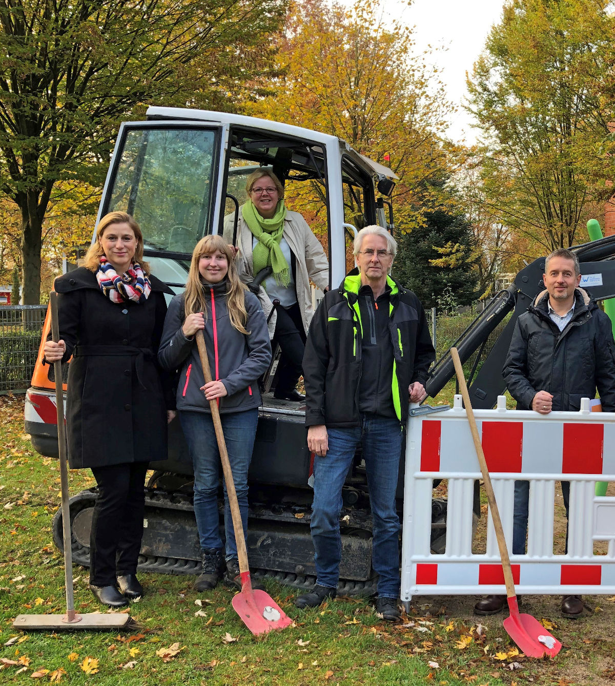 v.l.: Beim gemeinsamen Spatenstich auf dem Gelände der Moritz-Fontaine-Gesamtschule: Anke Schnitker vom Schulamt, Vanessa Sander vom Landschaftsplanungsbüro Heuschneider, Schulleiterin Sylvia Peto, Jens Lange (Immobilienmanagement) und Guido Kölling (Schulamt).