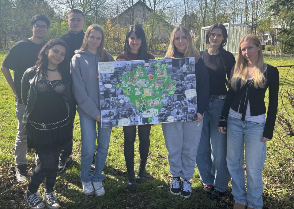 Pascal Böhle, Nika Bjrökelmann, Miriam Draude, Anna Gapinska, Celina Lemke, Melina Milona, Ömer Özer, Alexandra Schmidt aus der Q1 der MFG und Suzan Parlar (Kunstlehrerin)