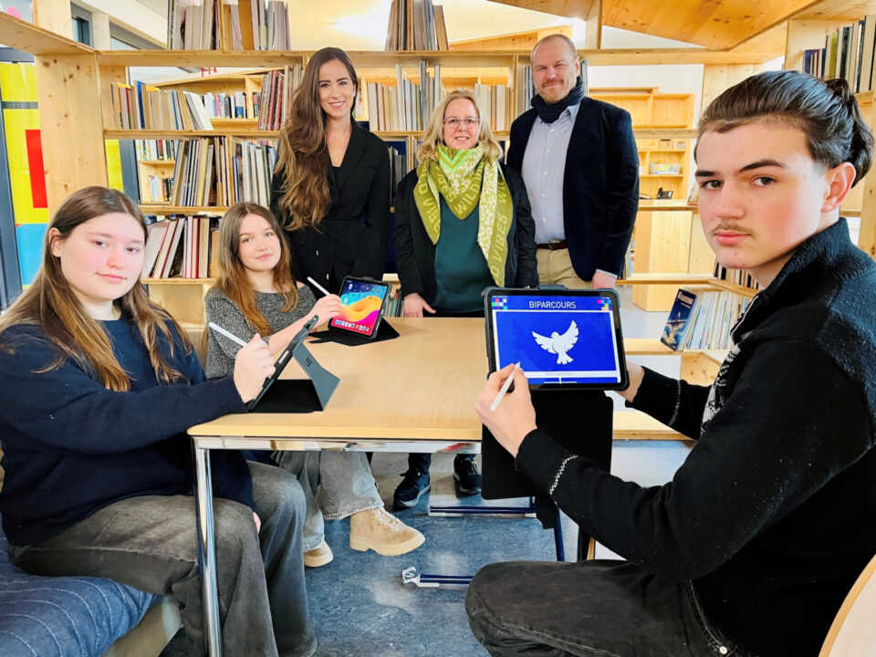 Das Foto zeigt (v. l.) Ecrin Akin, Lauma Berzina, Olivia Tönnies, Sylvia Peto, Dr. Carsten Haake und Denis Fladung. Die Tablet-Stifte sind seit dieser Woche in der Jahrgangsstufe 10 der Moritz-Fontaine- Gesamtschule im Einsatz.
